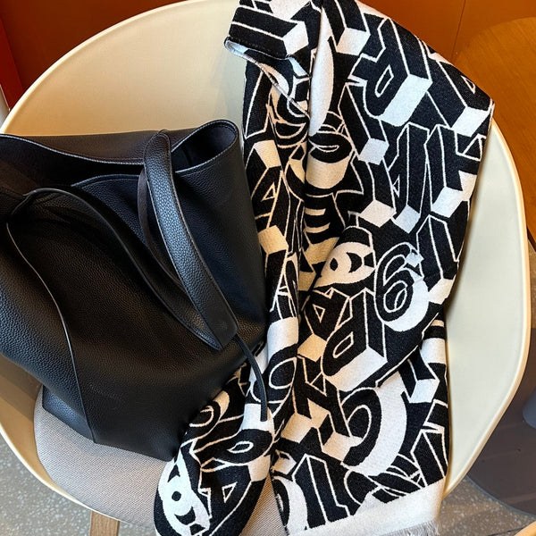 SCIARPA CON LOGO LETTERA 178 CM IN LANA DI PECORA E SETA BIANCHE E NERE 393103