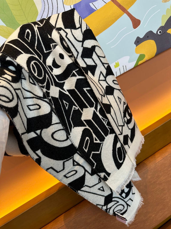 SCIARPA CON LOGO LETTERA 178 CM IN LANA DI PECORA E SETA BIANCHE E NERE 393103