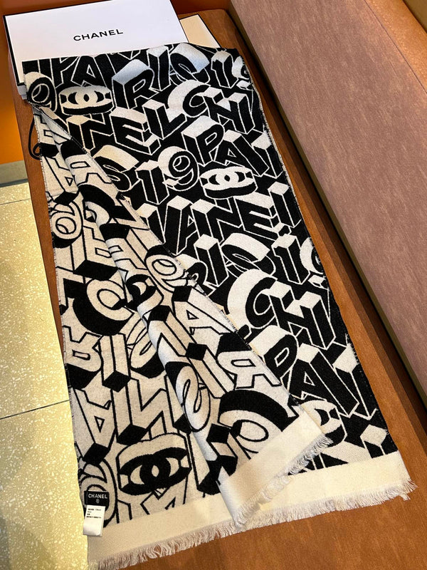 SCIARPA CON LOGO LETTERA 178 CM IN LANA DI PECORA E SETA BIANCHE E NERE 393103