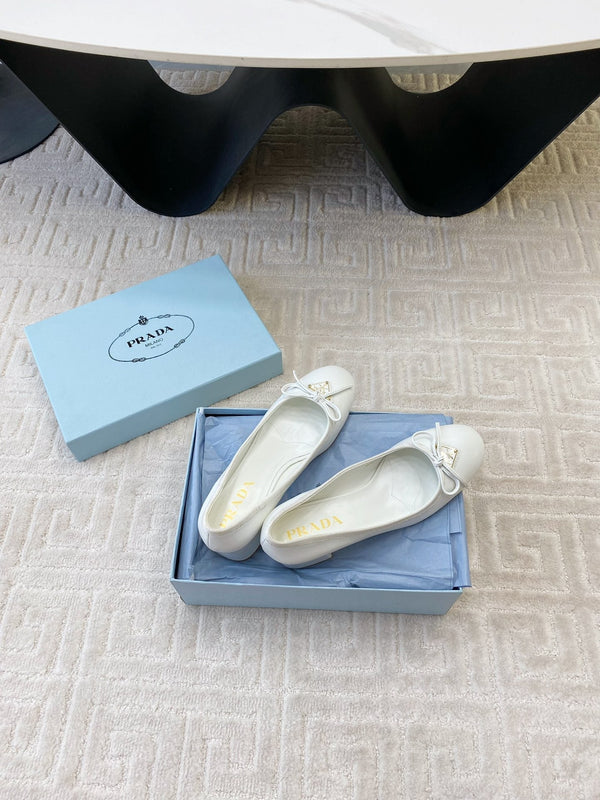 BALLERINA PUMPS WITH TRIANGLE LOGO AND BOW IN WHITE CALFSKIN