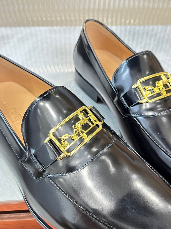 MOCASSINO CON FIBBIA ORO HM IN PELLE DI VITELLO NERA