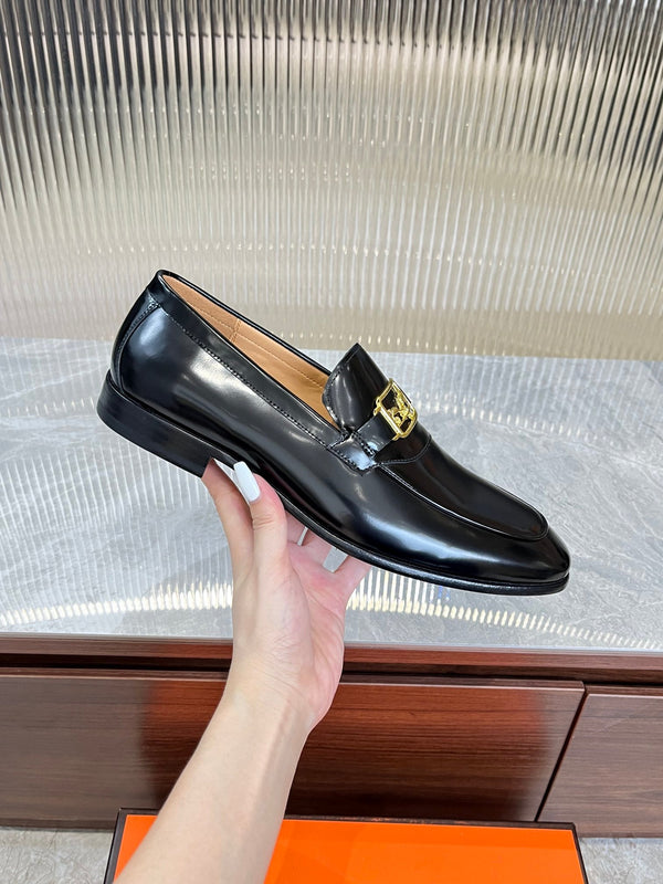 MOCASSINO CON FIBBIA ORO HM IN PELLE DI VITELLO NERA