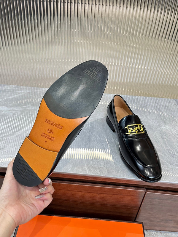 MOCASSINO CON FIBBIA ORO HM IN PELLE DI VITELLO NERA