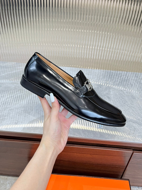 MOCASSINO CON FIBBIA ARGENTO HM IN PELLE DI VITELLO NERA