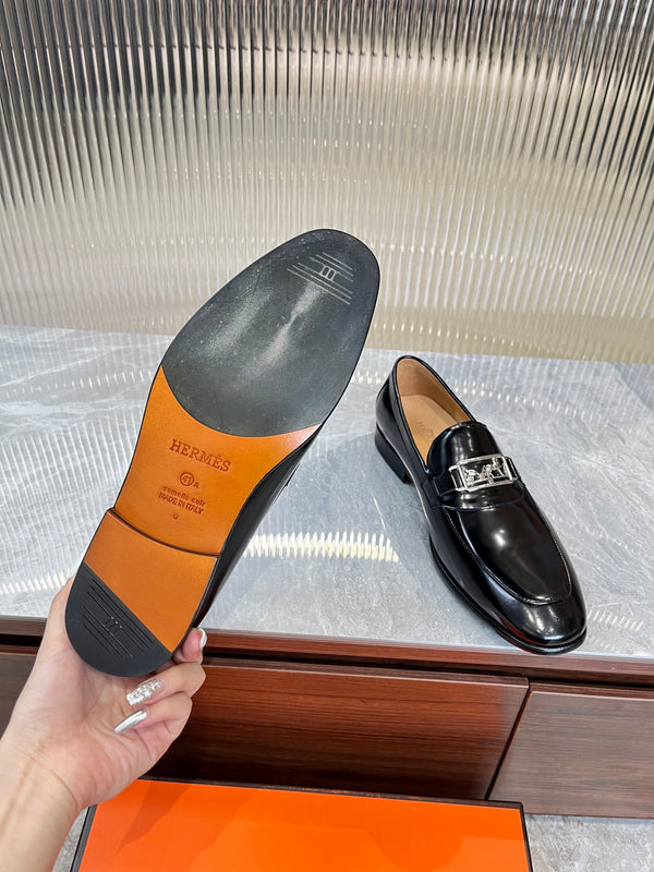 MOCASSINO CON FIBBIA ARGENTO HM IN PELLE DI VITELLO NERA