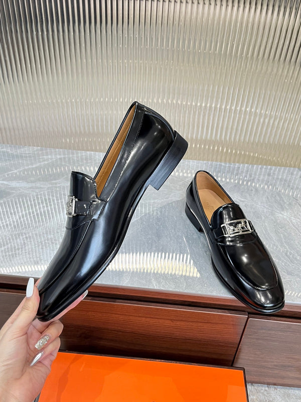 MOCASSINO CON FIBBIA ARGENTO HM IN PELLE DI VITELLO NERA