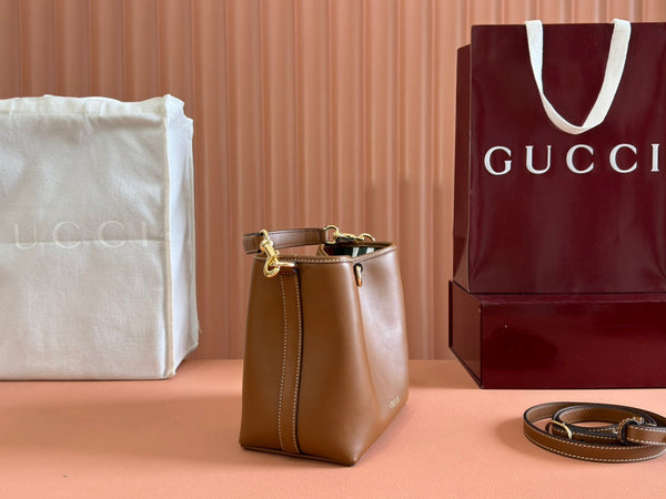 Gucci Emblem Mini Bucket Bag in pelle di vitello marrone 244426