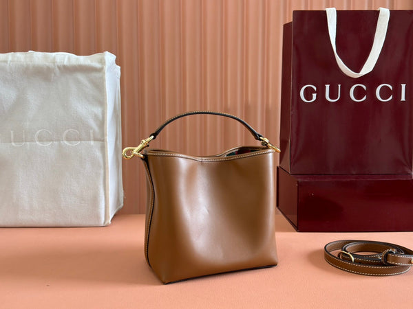 Gucci Emblem Mini Bucket Bag in pelle di vitello marrone 244426