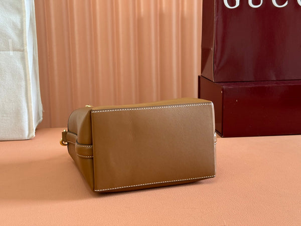 Gucci Emblem Mini Bucket Bag in pelle di vitello marrone 244426