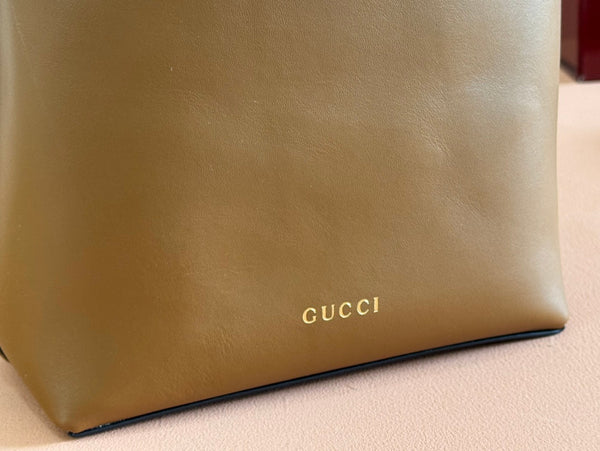 Gucci Emblem Mini Bucket Bag in pelle di vitello marrone 244426