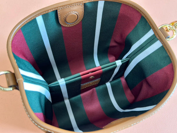 Gucci Emblem Mini Bucket Bag in pelle di vitello marrone 244426