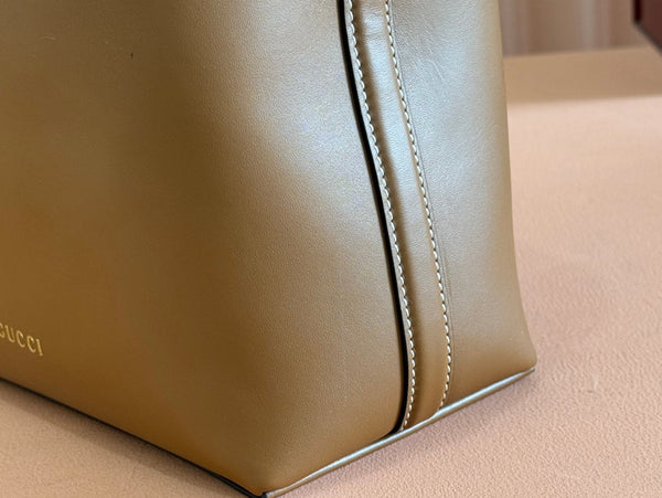 Gucci Emblem Mini Bucket Bag in pelle di vitello marrone 244426