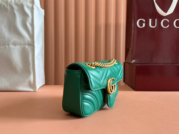 Borsa Gucci GG Marmont 22 in pelle di vitello verde con finiture dorate 248371