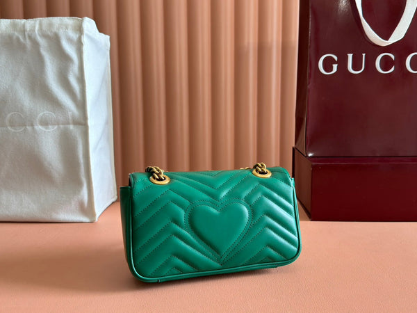 Borsa Gucci GG Marmont 22 in pelle di vitello verde con finiture dorate 248371