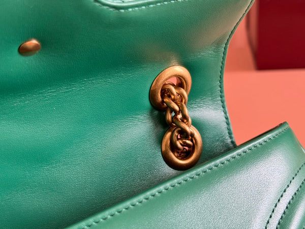 Borsa Gucci GG Marmont 22 in pelle di vitello verde con finiture dorate 248371