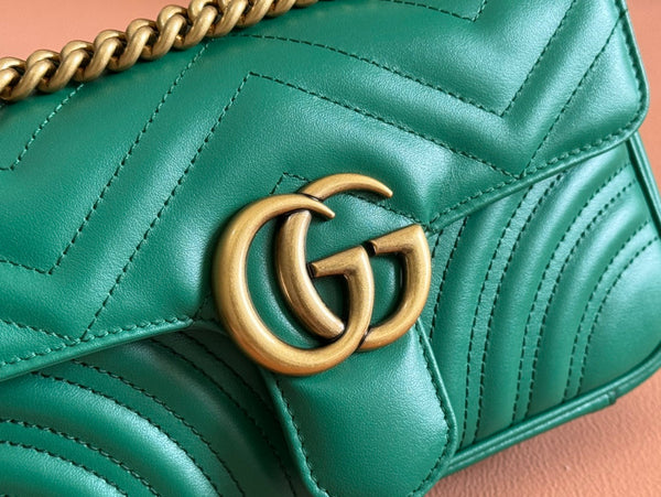 Borsa Gucci GG Marmont 22 in pelle di vitello verde con finiture dorate 248371