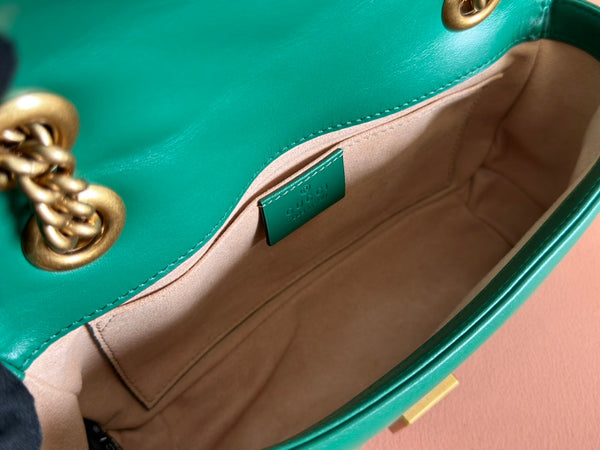 Borsa Gucci GG Marmont 22 in pelle di vitello verde con finiture dorate 248371