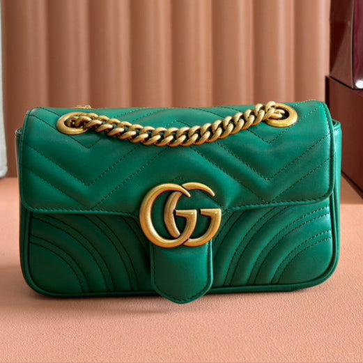 Borsa Gucci GG Marmont 22 in pelle di vitello verde con finiture dorate 248371