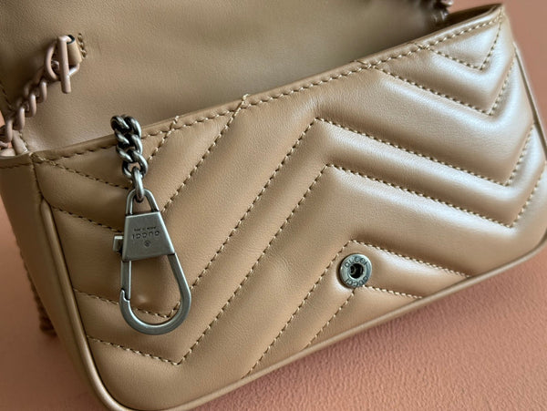 Borsa Gucci GG Marmont 16.5 in pelle di vitello beige 248378