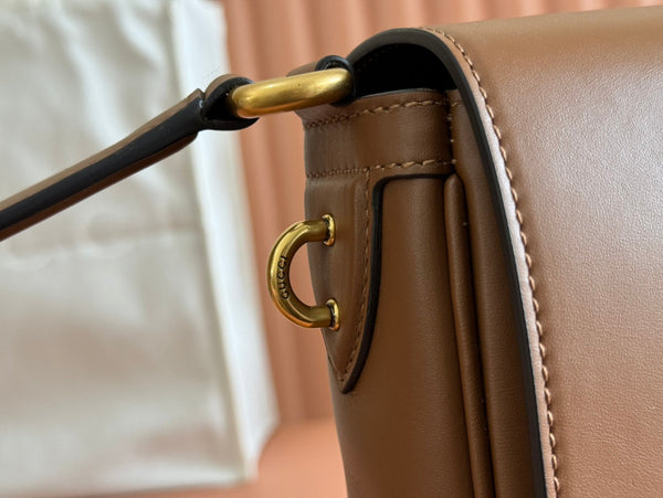 Borsa a tracolla Gucci Emblem in pelle di vitello marrone 248360