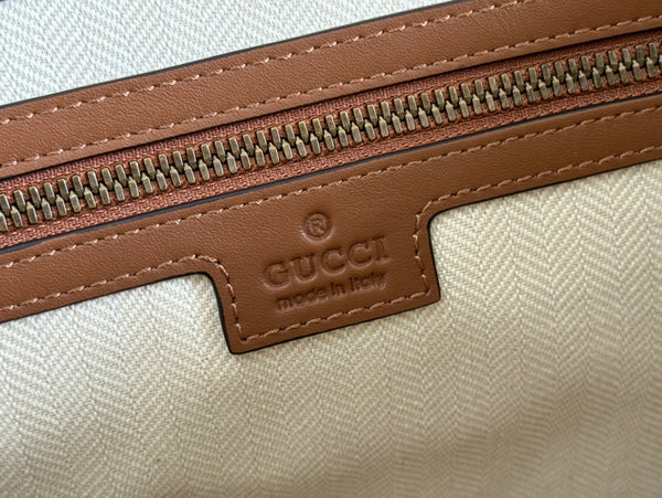 Borsa a tracolla Gucci Emblem in pelle di vitello marrone 248360