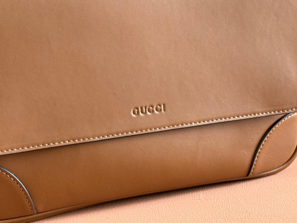 Borsa a tracolla Gucci Emblem in pelle di vitello marrone 248360