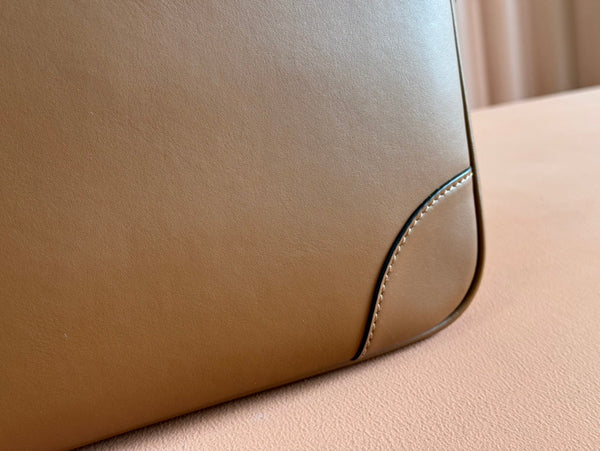 Borsa da lavoro Gucci Emblem in pelle di vitello marrone 248359