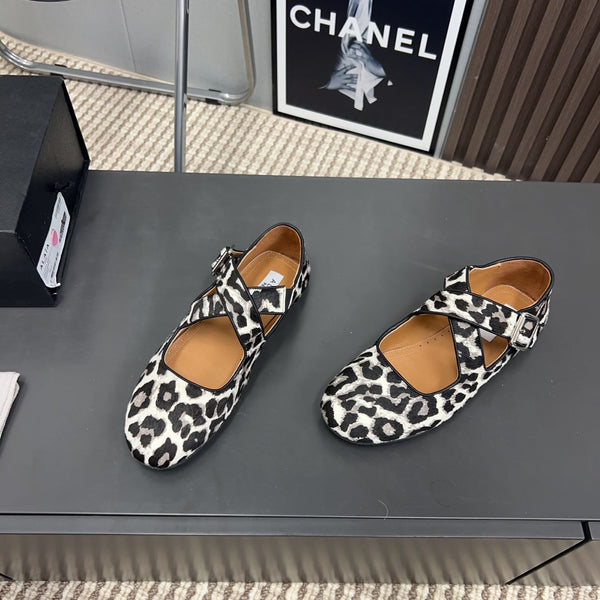 Alaila Criss Cross Ballet Flats In White Lambskin 996057