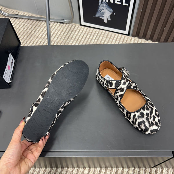 Alaila Criss Cross Ballet Flats In White Lambskin 996057