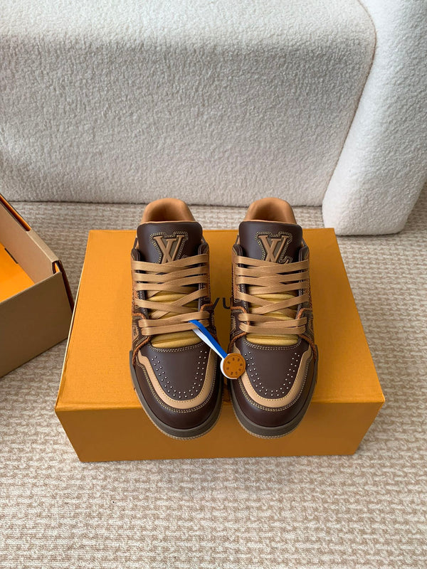 Sneaker LV Trainer in pelle di vacchetta marrone scuro