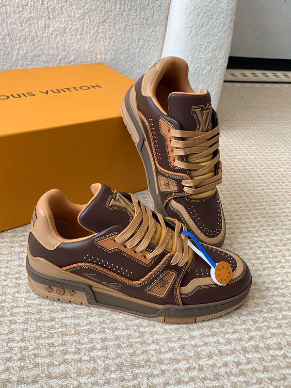 Sneaker LV Trainer in pelle di vacchetta marrone scuro