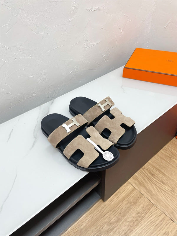 SANDALO CYPRUS IN CAMOSCIO GRIGIO CHIARO CON FIBBIA H