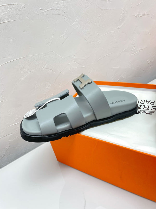 SANDALO CYPRUS IN PELLE DI AGNELLO BLU PASTELLO CON FIBBIA A H