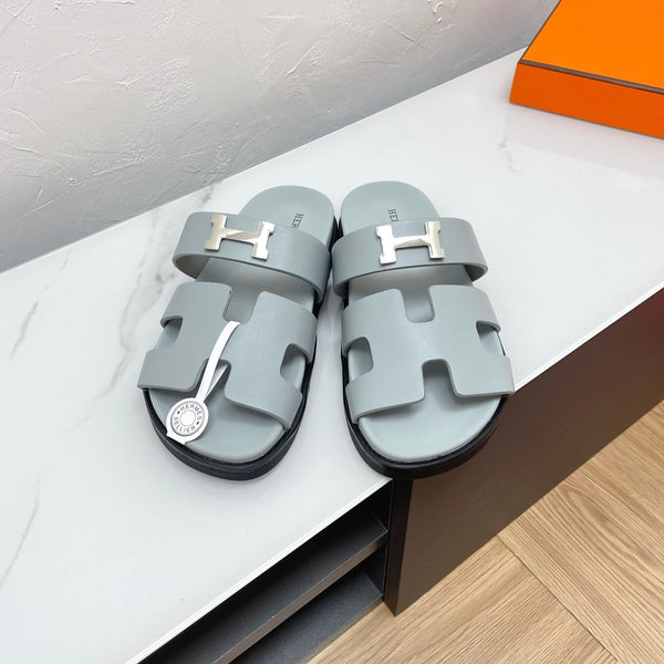 SANDALO CYPRUS IN PELLE DI AGNELLO BLU PASTELLO CON FIBBIA A H