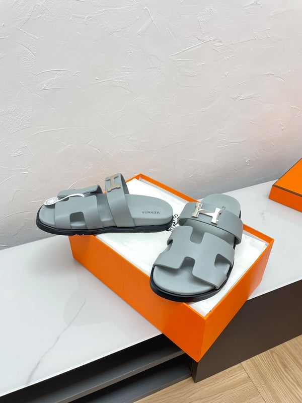 SANDALO CYPRUS IN PELLE DI AGNELLO BLU PASTELLO CON FIBBIA A H