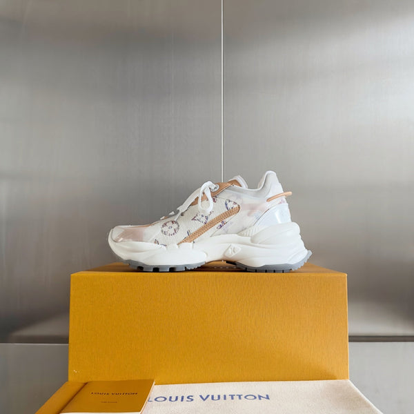 Sneaker LV Run 55 da 55 mm, tessuto jacquard monogrammato bianco misto marrone beige