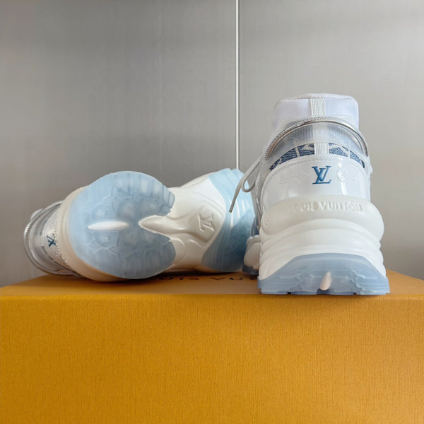 Sneaker LV Run 55 da 55 mm in tessuto jacquard monogrammato azzurro misto bianco