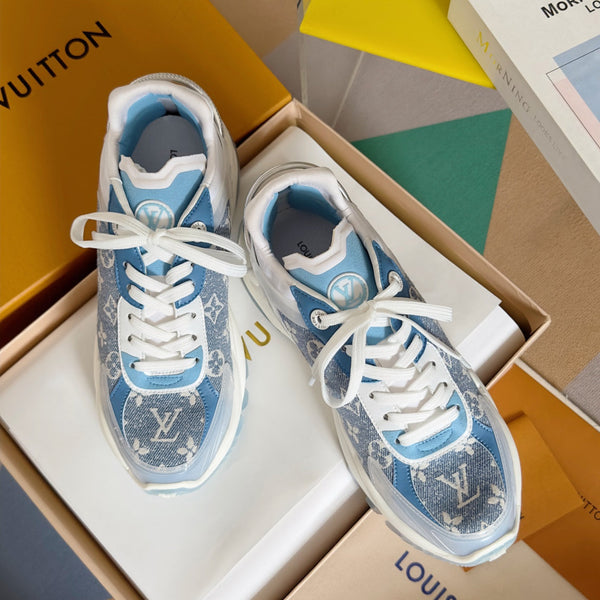 Sneaker LV Run 55 da 55 mm in tessuto jacquard monogrammato azzurro misto bianco