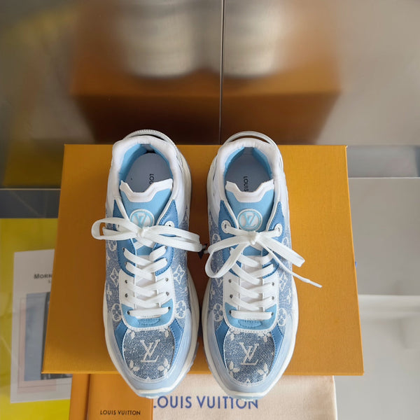 Sneaker LV Run 55 da 55 mm in tessuto jacquard monogrammato azzurro misto bianco