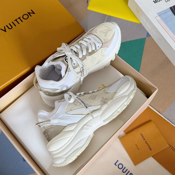 Sneaker LV Run 55, 55 mm, tessuto jacquard monogrammato bianco misto beige chiaro
