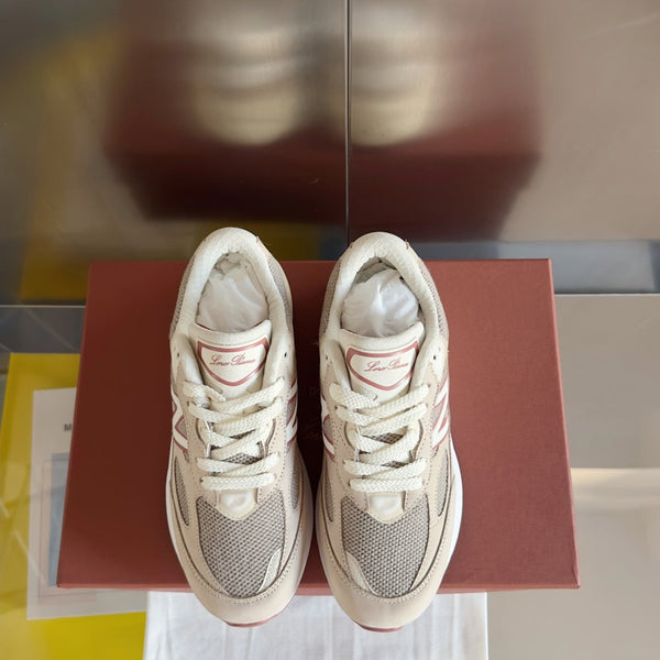 Sneaker LP x NB 990v6 45mm in pelle di vitello e tessuto a rete bianco grigio rosa scuro