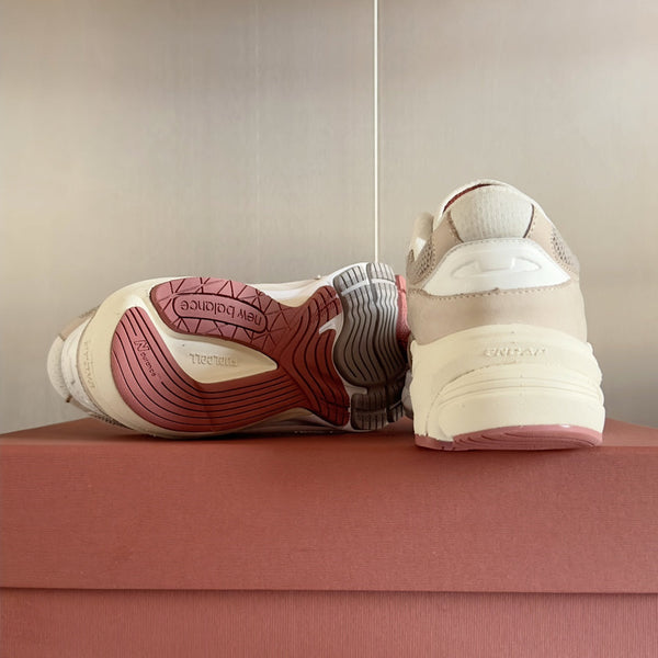 Sneaker LP x NB 990v6 45mm in pelle di vitello e tessuto a rete bianco grigio rosa scuro