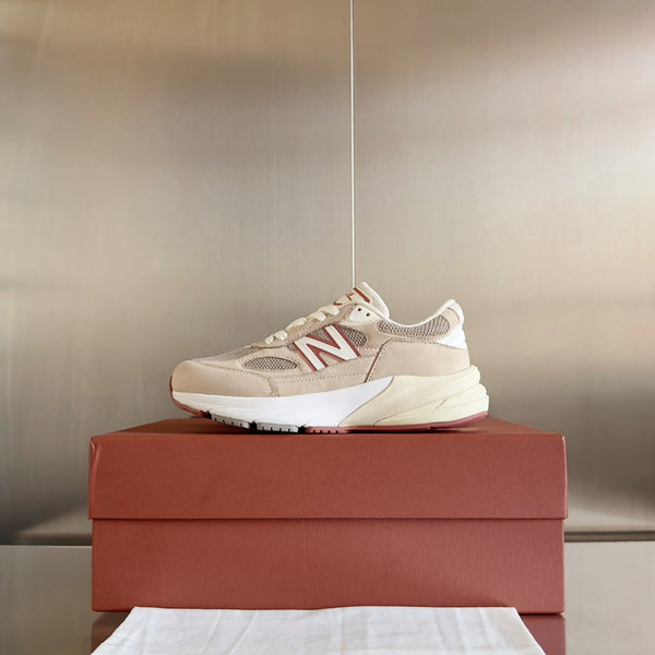Sneaker LP x NB 990v6 45mm in pelle di vitello e tessuto a rete bianco grigio rosa scuro