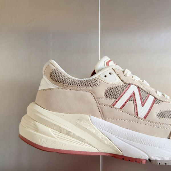 Sneaker LP x NB 990v6 45mm in pelle di vitello e tessuto a rete bianco grigio rosa scuro