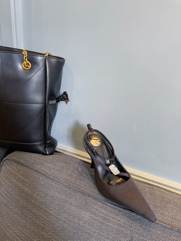 HIGH SANDAL ATTACHED GEM IN BLACK SILK