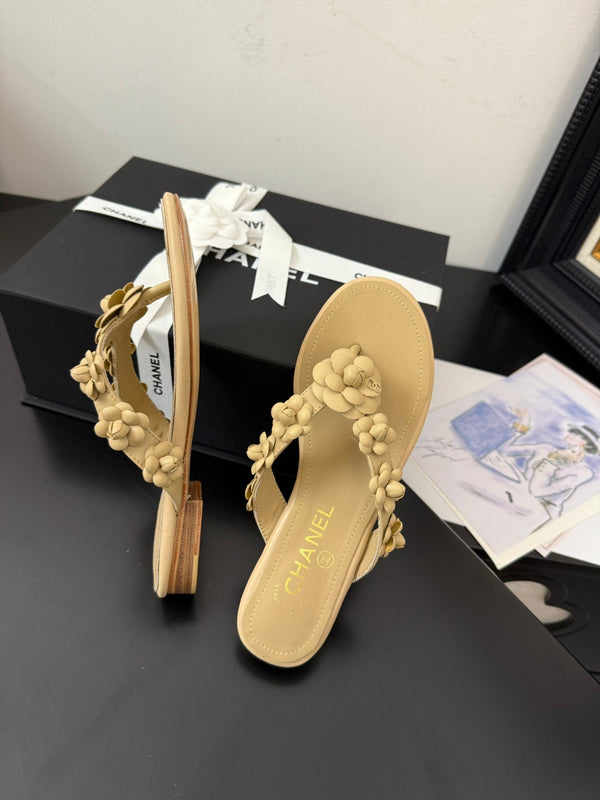 CC 25 Flower Thong Slippers Beige Cowhide 233417