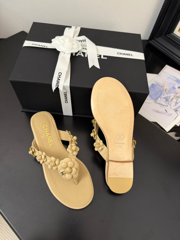 CC 25 Flower Thong Slippers Beige Cowhide 233417