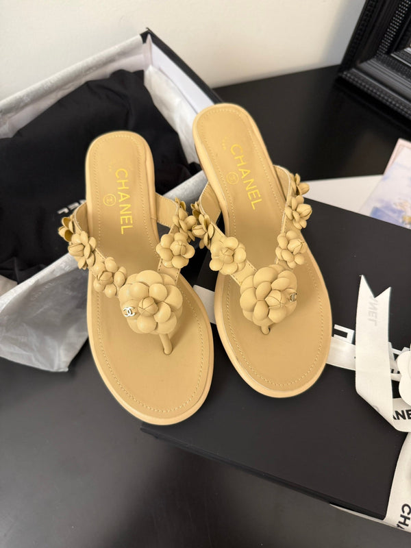 CC 25 Flower Thong Slippers Beige Cowhide 233417