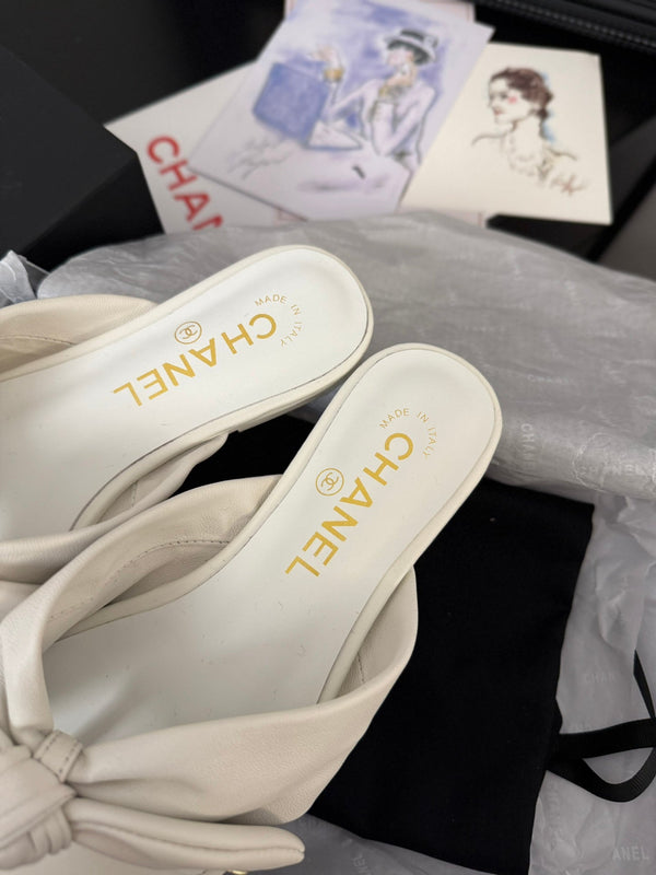 CC 25C Thong Sandal Bow White Lambskin 233563