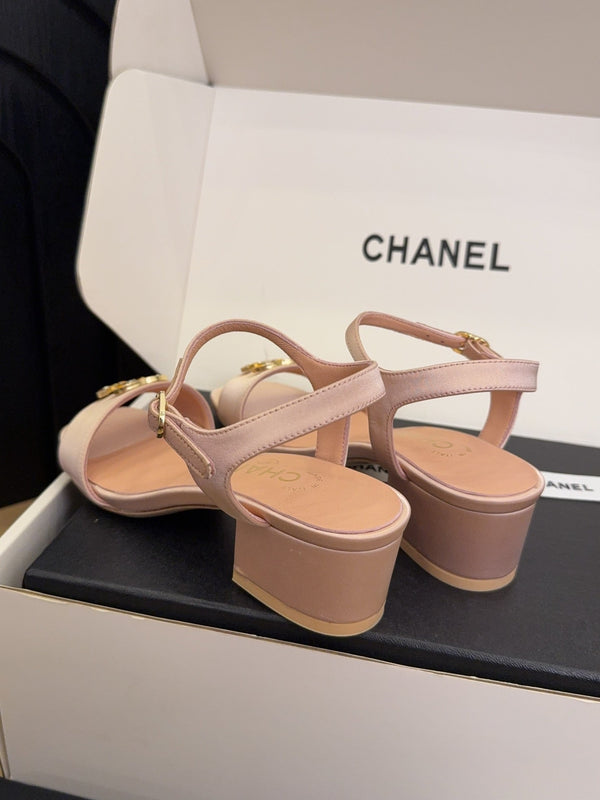 Sandali con tacco alto CC 25 40 in raso color salmone e pelle di pecora con punta quadrata 277712 